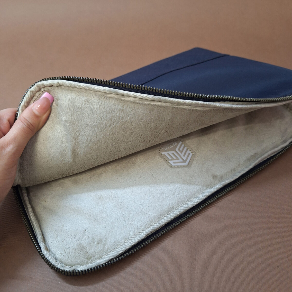 کاور لپ تاپ اس تی ام مدل grace sleeve مناسب برای مک بوک 12 اینچی و کوچکتر